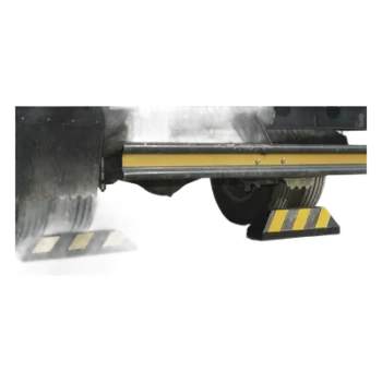 Tope Vehicular / 55 cm (1.8 ft) / Carga 5 Ton / Caucho Rígido / Bandas Reflejantes / Negro-Amarillo