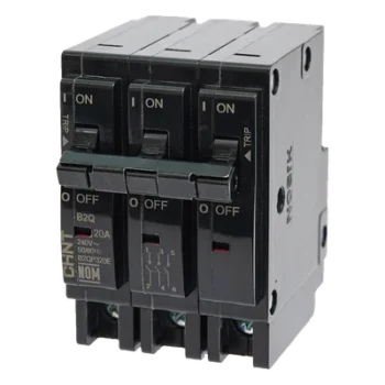 Interruptor Termomagnético Enchufable / 3 Polos / 15A / 240 VCA / Capacidad Interruptiva 10 kA / Rango -30 a 70°C
