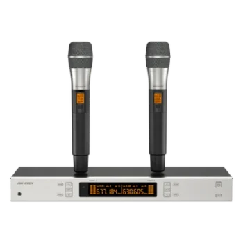 Sistema de Micrófono Inalámbrico UHF / 2 Canales / 2 Micrófonos de Mano / Frecuencia 821-942 MHz / Alcance 100 m (328 ft) / True Diversity / Sincronización Infrarroja / Salida XLR Balanceada y 6.35 mm