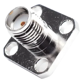 Conector SMA Hembra / Montaje Panel Cuadrado 12.7 mm (0.5 in) / 4 Perforaciones 8.64 mm (0.34 in) / Soldable / Níquel-Oro-PTFE