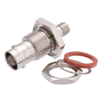 Adaptador Coaxial / BNC Hembra a SMA Hembra / 50 Ohm / Montaje en Panel (Bulkhead)