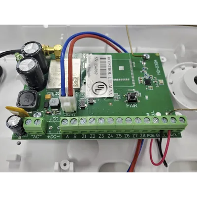 Panel de Alarma Cloud Híbrido / 8 Zonas Cableadas / 32 Zonas Inalámbricas / 4G LTE Integrado / Sirena 100 dB / Certificación UL