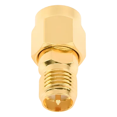 Adaptador en Línea / SMA Macho a SMA Hembra Inverso / Cuerpo Bronce Oro / Contacto Oro / Aislante Teflón