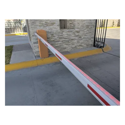 Barrera vehicular izquierda / Soporta brazo de hasta 3 m / Apertura en 1.5 s /Final de carrera ajustable por programación / Movimiento fluido / Diseño elegante color naranja