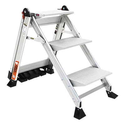Escalera de Tijera / 3 Peldaños Jumbo / Altura 0.67 m (2.2 ft) / Capacidad 170 kg (375 lbs) / Barra Anti-caídas / Almohadillas Antideslizantes