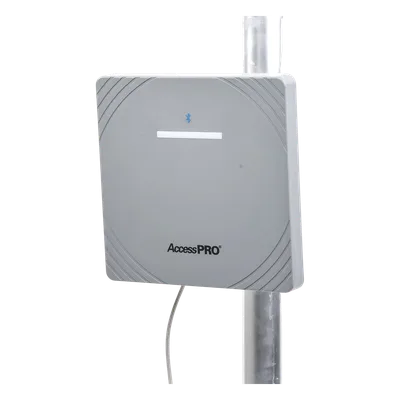 Lector RFID UHF / Alcance 6 m (19.7 ft) / Bluetooth / Antena 12 dBi / Wiegand 26 / IP Climas Extremos