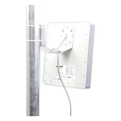 Lector RFID UHF / Alcance 6 m (19.7 ft) / Bluetooth / Antena 12 dBi / Wiegand 26 / IP Climas Extremos
