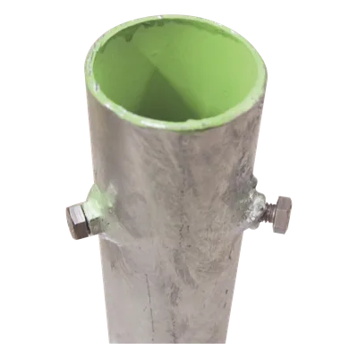 Base para Mástil / 30 x 30 cm / Tubo 50 cm (19.7 in) / Galvanizado en Caliente / Tornillos Opresores 3/8'' / Mástiles 1'' a 2''