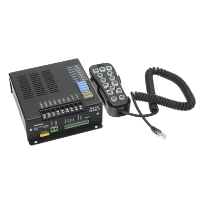 Sistema de Sirena Vehicular / 200W / Controlador Unimando 14 Botones / 7 Salidas Auxiliares / Micrófono PA / Certificación SAE J1849