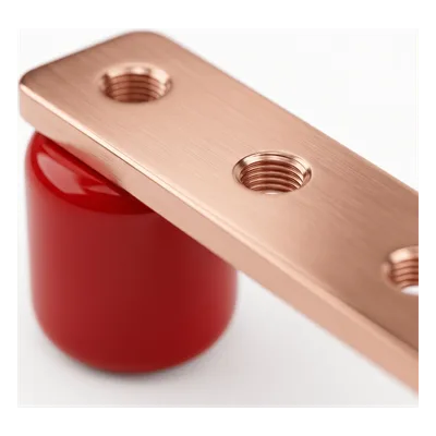 Barra Distribución Tierra Rack 19 in / Cobre 100% / 550A / Aisladores Rojos / 0.64 cm (0.25 in) / J-STD-607-A
