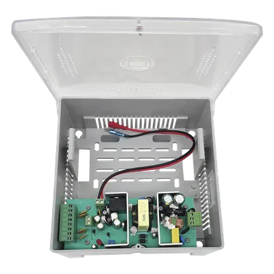 Fuente de Poder con Gabinete / 4 Salidas / 11-15 Vcc / 5 A / Entrada 96-264 Vca / Protección de Batería 10.5 V