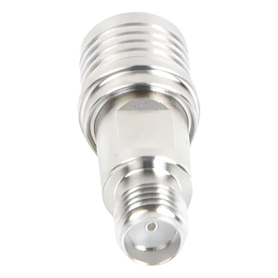 Adaptador RF en Línea / Conector QMA Macho a SMA Hembra / Rango 0-6 GHz / Impedancia 50 Ω / VSWR 1.25 Máximo / Aislante de Teflón