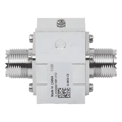 Protector RF Coaxial / Rango 1.5 a 700 MHz / Supresión 20 kA / Potencia HF 2 kW / Conectores UHF Hembra / Ceja Lateral