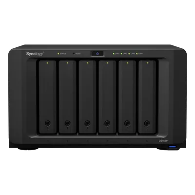 NAS de 6 Bahías / Procesador AMD Ryzen V1500B 4 Núcleos 2.2 GHz / 4 GB DDR4 ECC Expandible a 32 GB / Puerto 10GbE RJ-45 / Expansión a 16 Bahías / 2 Ranuras M.2 NVMe / RAID Híbrido