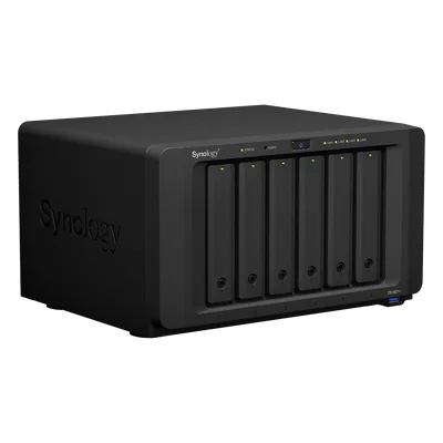 NAS de 6 Bahías / Procesador AMD Ryzen V1500B 4 Núcleos 2.2 GHz / 4 GB DDR4 ECC Expandible a 32 GB / Puerto 10GbE RJ-45 / Expansión a 16 Bahías / 2 Ranuras M.2 NVMe / RAID Híbrido