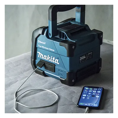 Bocina y Reproductor de Música / Bluetooth 30 m (100 ft) / USB y Auxiliar MP3 / Salida 12V-18V-AC / Pantalla LCD / 2.7-3.4 kg (6.0-7.5 lbs)