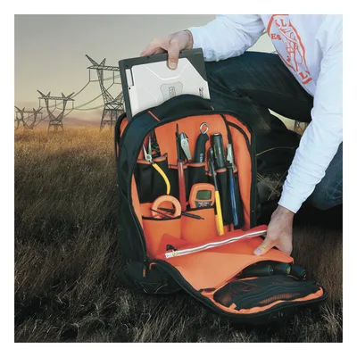 Mochila para herramientas y computadora portátil Tradesman Pro™ en poliéster negro con 25 bolsillos (No incluye herramientas).