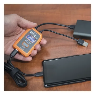 Multímetro Digital USB / Voltaje 3-20 V DC / Corriente hasta 5 A / Registro 1000 Horas / USB-A y USB-C / Resistente a Caídas 2 m (6.6 ft)