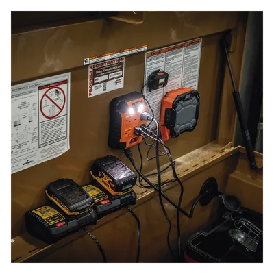 Multicontacto Industrial / 4 Salidas 120 Vca / 2 USB-A y 1 USB-C / Luces LED Integradas / Soporte Magnético / Cable 5' (1.5 m)