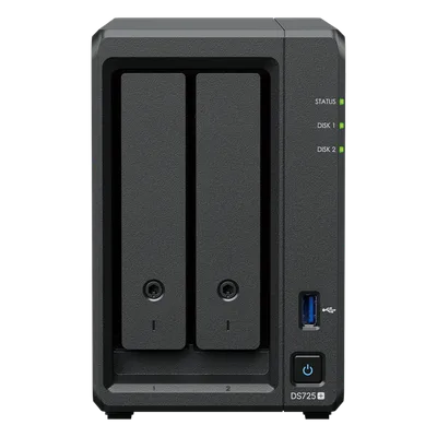 NAS de 2 Bahías / Expansible a 7 Unidades / Puerto 2.5GbE / 2 Ranuras M.2 NVMe / 276 MB/s Lectura / 224 MB/s Escritura / Procesador AMD Ryzen R1600 / 4 GB DDR4 ECC