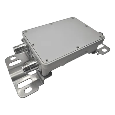 Combinador de Bandas de Dos Vías / 698-960 MHz y 1710-2700 MHz / PIM3 -140 dBc / Potencia Pico 800 W / Conectores N Hembra / IP40