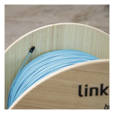 Cable de Fibra Óptica / Multimodo OM4 / Simplex / Tight Buffer 0.9 mm / Diámetro 2.0 mm / PVC / 2 km (6561.7 ft) por Tramo
