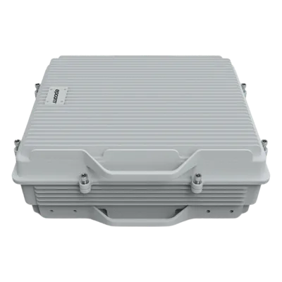 (HASTA 3 KILÓMETROS) Amplificador de Señal Celular TRI Banda / 2G, 3G, 4G y Llamadas / 20 Watts de Potencia / Ganancia DL 95 dB / Amplía la Cobertura Celular a Área Rural / IP65 Exterior