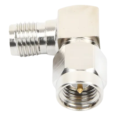 Adaptador RF Coaxial / Ángulo Recto / SMA Macho a SMA Hembra / Cuerpo Bronce Niquelado / Contacto Oro / Aislante Teflón