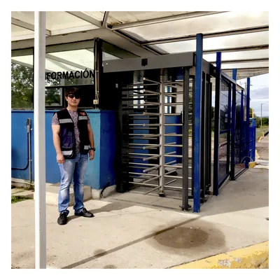 Torniquete de Cuerpo Completo / 4 Ejes de Seguridad / Rotación 90° / Paso 25 Personas/min / Emergencia 40 Personas/min / Interior/Exterior con Techo / 110 VCA / Acero Inoxidable con Pintura Gris