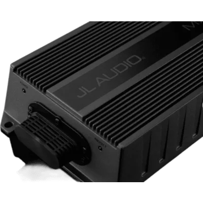 Amplificador Náutico y para Deportes de Motor / 4 Canales / 500 W RMS / Clase D / IPX7 / Filtros Paso Bajo y Paso Alto / Potenciómetros Calibrados con Bloqueo