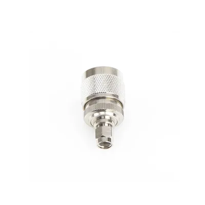 Adaptador RF en Línea / SMA Macho Inverso a N Macho / Cuerpo Bronce Niquelado / Contacto Oro / Aislante Teflón