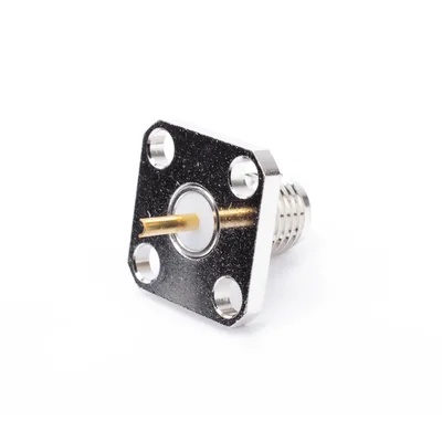Conector SMA Hembra / Montaje Panel Cuadrado 12.7 mm (0.5 in) / 4 Perforaciones 8.64 mm (0.34 in) / Soldable / Níquel-Oro-PTFE