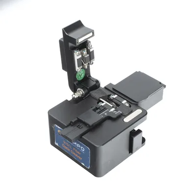 Fusionadora de Fibra Óptica / Alineación Activa por Revestimiento / 4 Motores / Pérdida SM 0.02 dB / Pantalla Touch 5.0" / IP52 / 150 Empalmes por Carga