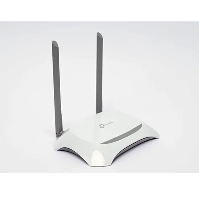 Router Inalámbrico / 300 Mbps / 2.4 GHz / 4 Puertos LAN 10/100 Mbps / 2 Antenas 5 dBi / WISP