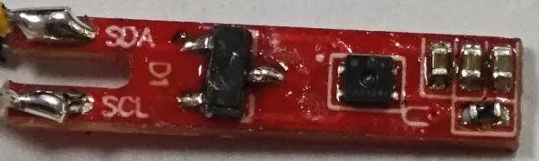 PCB de la sonda con chip SHT41 y etiquetas SDA/SCL